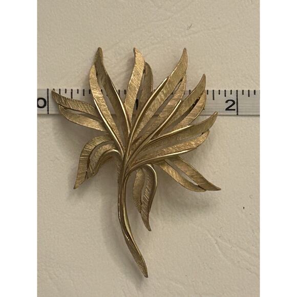 Vintage Crown Trifari Brooch Pin Big 1950s MCM Gold Tone Textured Palm Leaf Tree - Picture 3 of 4
